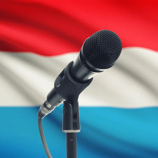 Microphone sur le stand avec le drapeau national sur le fond - Luxembour — Photo