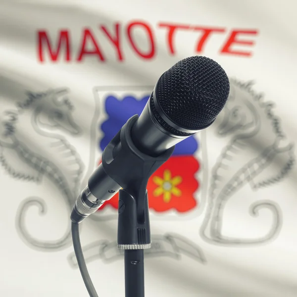 Microphone sur pied avec un drapeau national sur fond - Mayotte — Photo