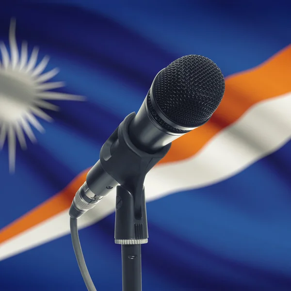 Микрофон на подставке с национальным флагом на фоне - Маршалл — стоковое фото