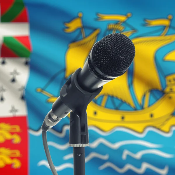 Microphone sur le stand avec le drapeau national sur le fond - Saint-Pie — Photo