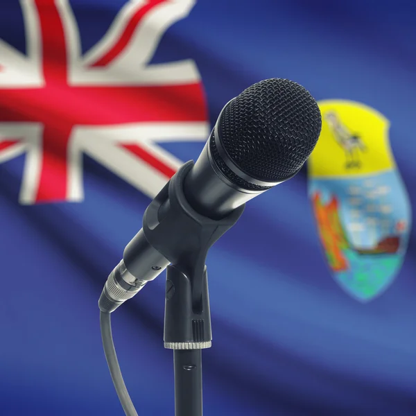 Microphone sur le stand avec le drapeau national sur le fond - Saint Hel — Photo