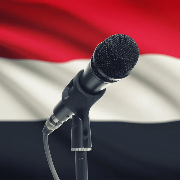 Microphone sur pied avec un drapeau national sur fond - Yémen — Photo