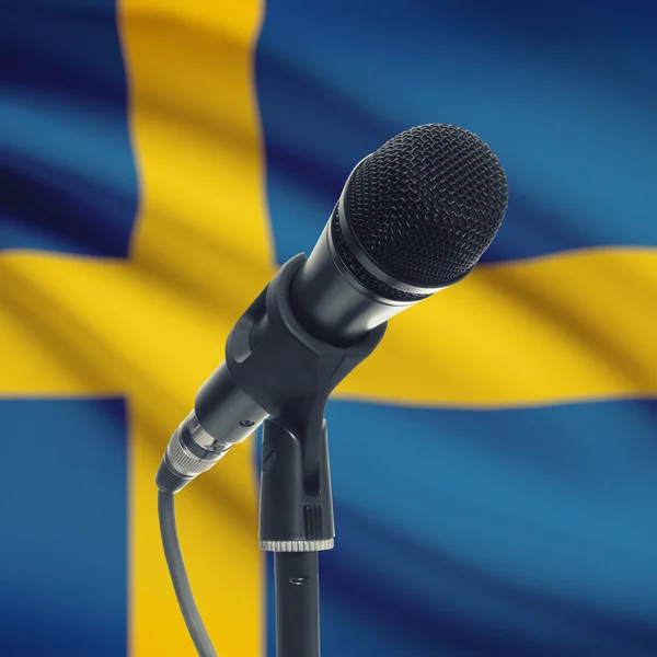 Microfone em carrinho com a bandeira nacional no plano de fundo - Suécia — Fotografia de Stock