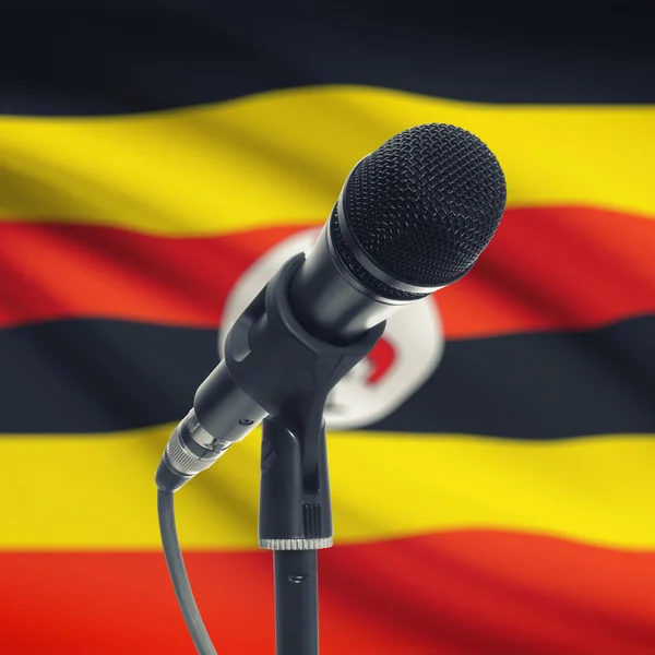 Mikrofon am Stand mit Nationalflagge auf Hintergrund - Uganda — Stockfoto
