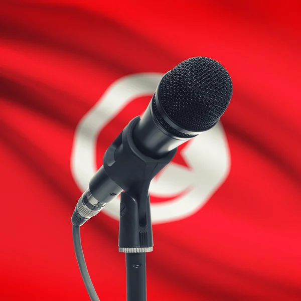 Microphone sur pied avec un drapeau national sur fond - Tunisie — Photo