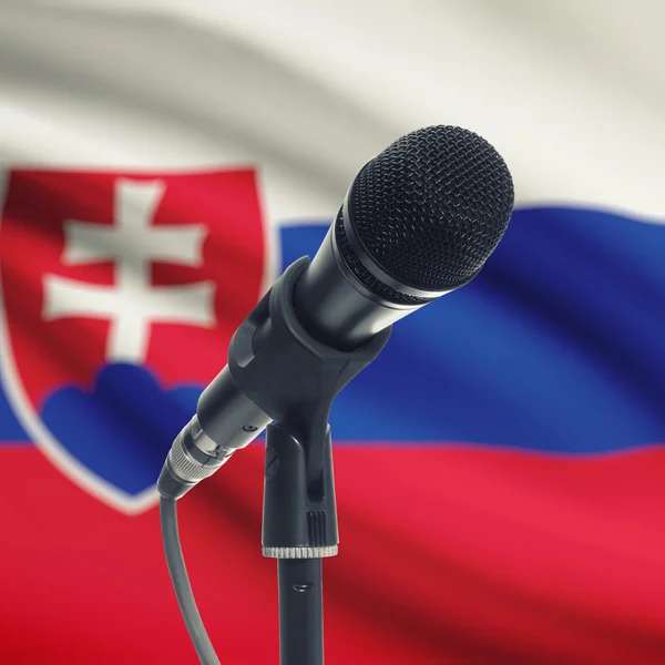 Mikrofon am Stand mit Nationalflagge auf Hintergrund - Slowakei — Stockfoto