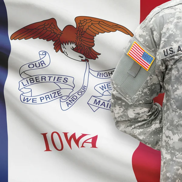 Amerikaanse soldaat met ons staat vlag serie - Iowa — Stockfoto