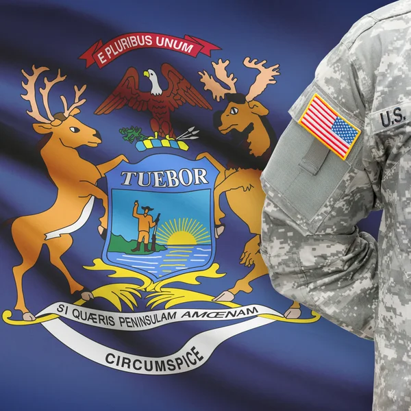 Soldado americano con nosotros serie bandera de estado - Michigan — Foto de Stock