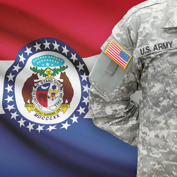 American soldier with US state flag series - Missouri — Stock Photo, Image