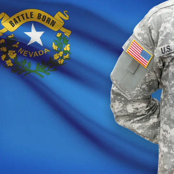 Soldado americano con nosotros serie bandera de estado - Nevada —  Fotos de Stock