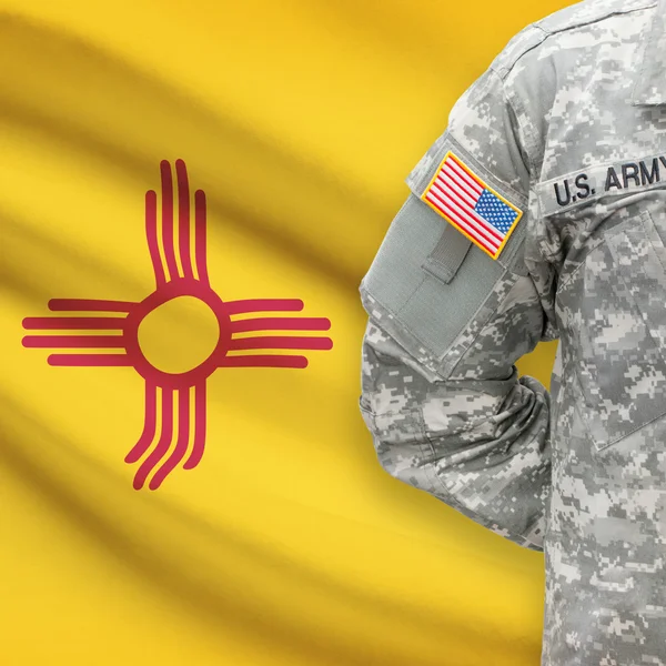 Amerikaanse soldaat met ons staat vlag serie - New Mexico — Stockfoto