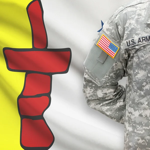 Americký voják s kanadské provincie vlajky series - Nunavut — Stock fotografie