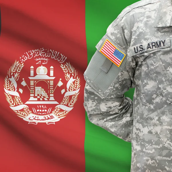 Американский солдат с флагом серии - Афганистан — стоковое фото