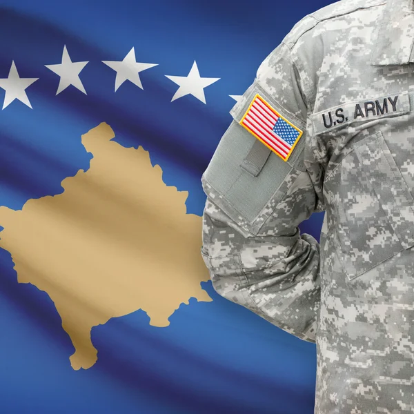 Американский солдат с флагом серии - Косово — стоковое фото
