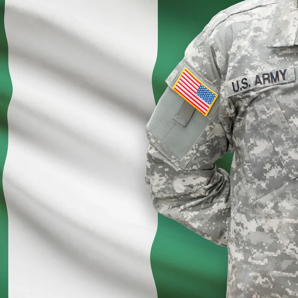Amerikansk soldat med flagg-serien - Nigeria — Stockfoto