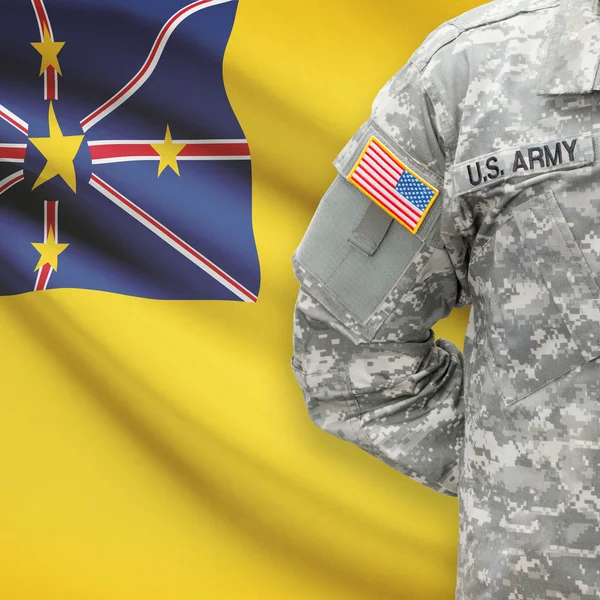 Americký voják s vlajkou series - Niue — Stock fotografie