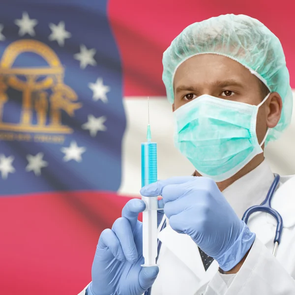 Médecin avec une seringue dans les mains et les États américains drapeaux series - Géorgie — Photo