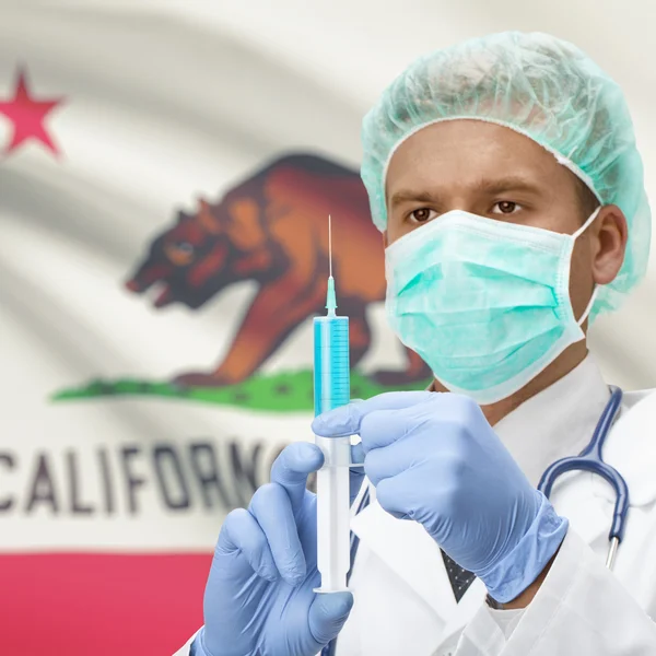 Médecin avec une seringue dans les mains et les États américains drapeaux series - Californie — Photo