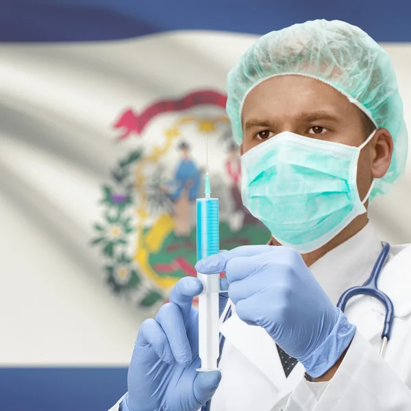 Médecin avec une seringue dans les mains et les États américains drapeaux series - Virginie-occidentale — Photo