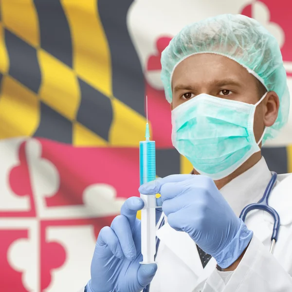Arts met spuit in handen en ons Staten vlaggen serie - Maryland — Stockfoto