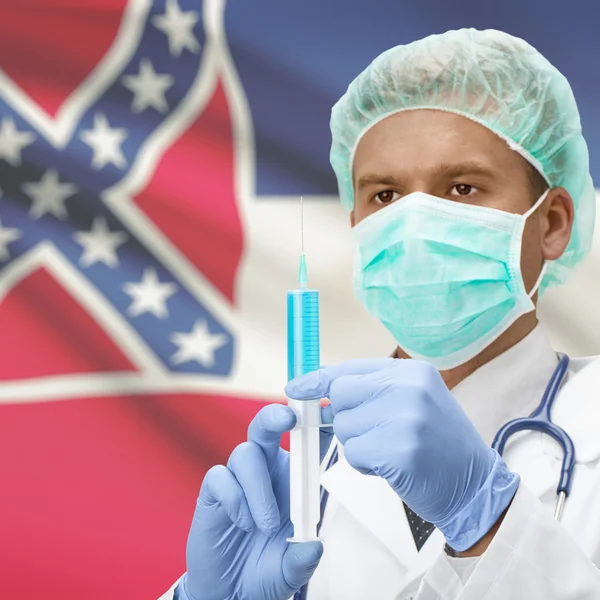Medico con la siringa nelle mani e noi stati bandiera serie - Mississippi — Foto Stock