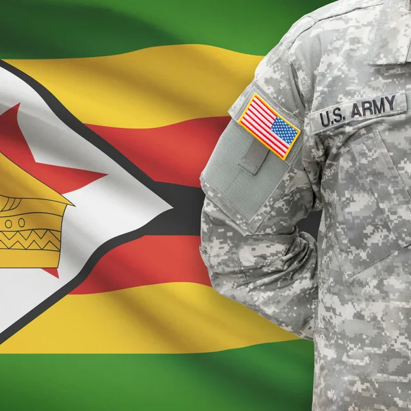 Americký voják s vlajkou series - Zimbabwe — Stock fotografie