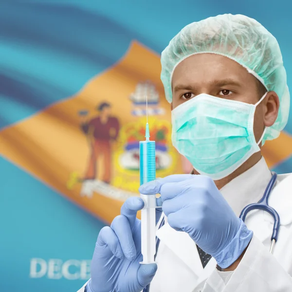 Läkare med spruta i händer och amerikanska delstater flaggor serien - Delaware — Stockfoto
