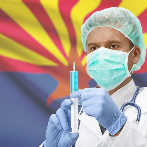 Doktor s injekční stříkačkou v ruce a americké státy vlajky série - Arizona — Stock fotografie