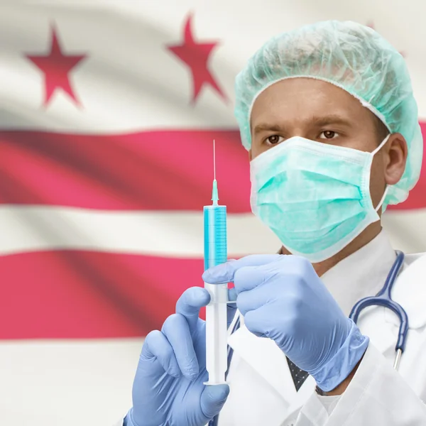 Médecin avec une seringue dans les mains et les États américains drapeaux series - District de Columbia — Photo