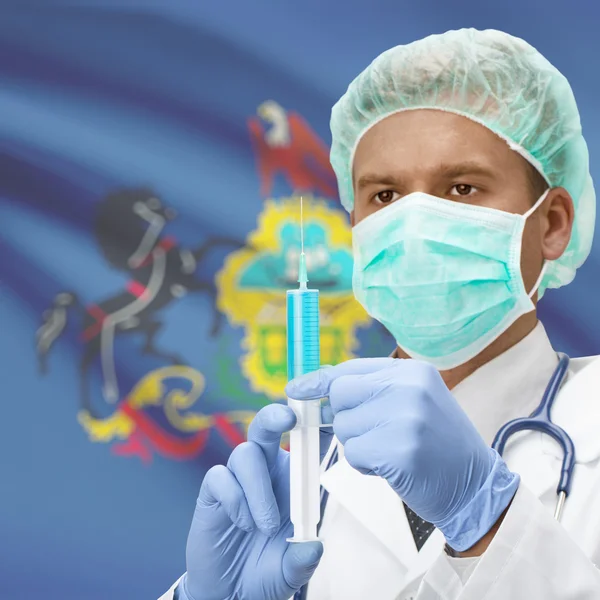 Läkare med spruta i händer och amerikanska delstater flaggor serien - Pennsylvania — Stockfoto