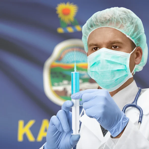 Medico con la siringa nelle mani e noi stati bandiera serie - Kansas — Foto Stock