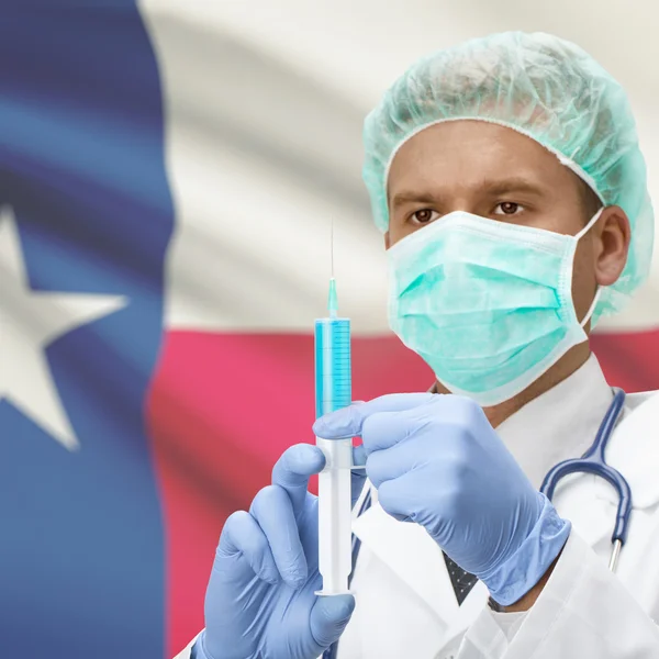 Médecin avec une seringue dans les mains et les États américains drapeaux series - Texas — Photo