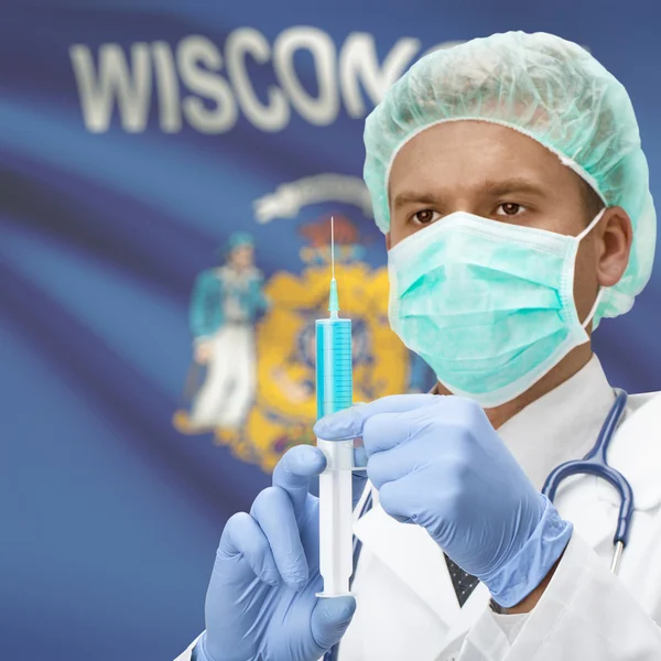 Medico con la siringa nelle mani e noi stati bandiera serie - Wisconsin — Foto Stock