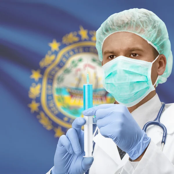 Medico con la siringa nelle mani e noi stati bandiera serie - New Hampshire — Foto Stock