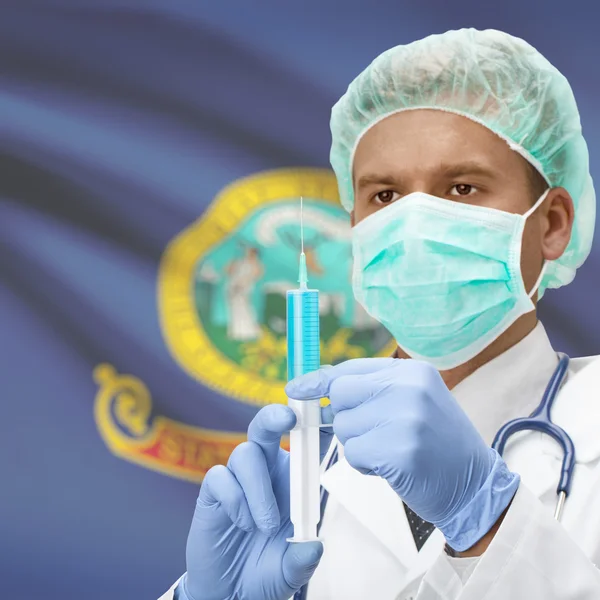 Doktor s injekční stříkačkou v ruce a americké státy vlajky série - Idaho — Stock fotografie