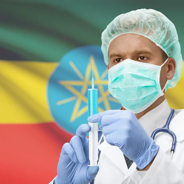 手とフラグ シリーズ - エチオピアで注射器を持つ医師 — ストック写真