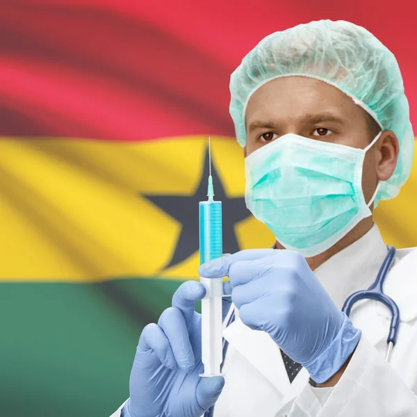 Médico con jeringa en las manos y la bandera de la serie - Ghana —  Fotos de Stock