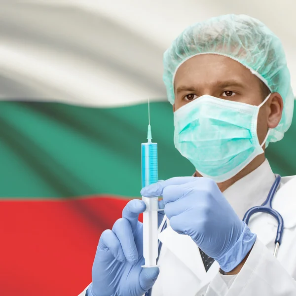 Medico con la siringa in mano e bandiere - Bulgaria — Foto Stock