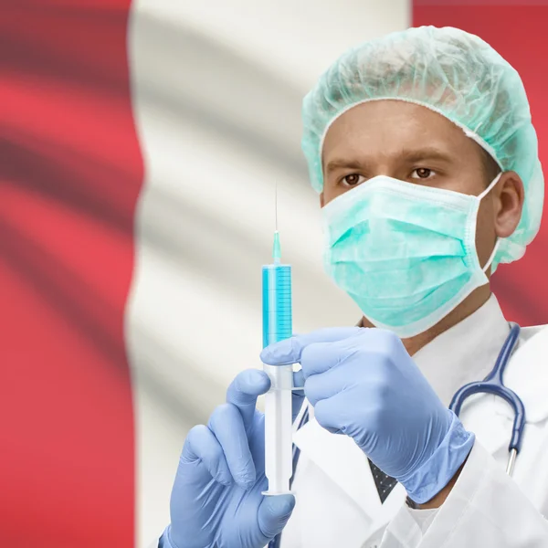 Médico con jeringa en las manos y de la serie bandera - Perú — Foto de Stock