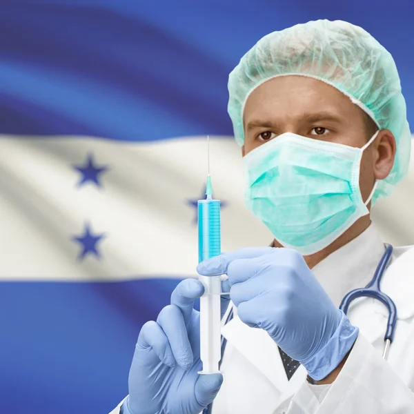 Médico con jeringa en las manos y la bandera de la serie - Honduras —  Fotos de Stock
