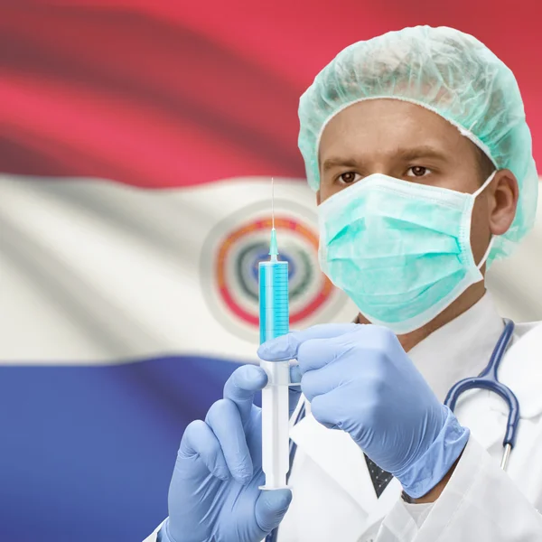 Medico con la siringa in mano e bandiere - Paraguay — Foto Stock