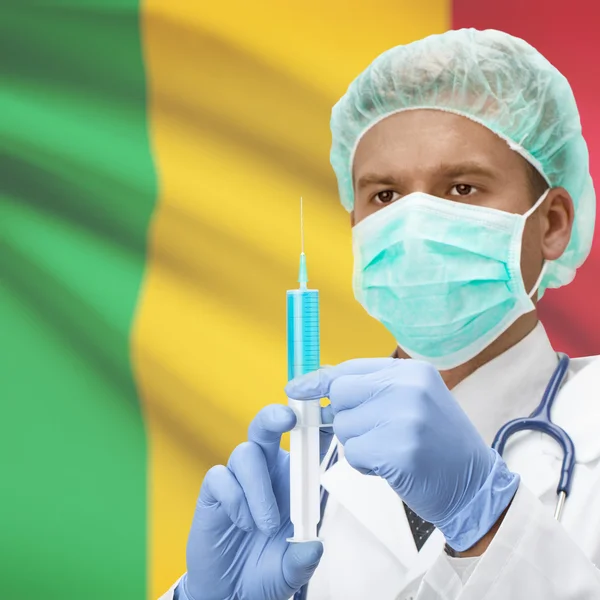 Médico con jeringa en las manos y de la serie bandera - Mali — Foto de Stock