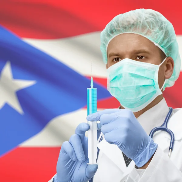 Lekarz z strzykawka w ręce i flaga serii - Puerto Rico — Zdjęcie stockowe