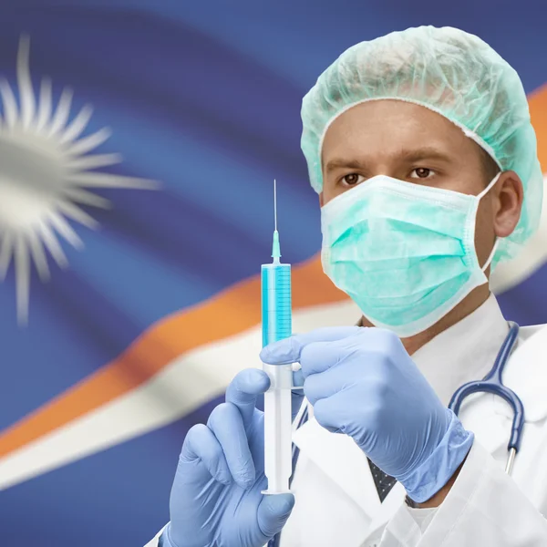 Médecin avec une seringue dans les mains et la série des drapeaux - îles Marshall — Photo