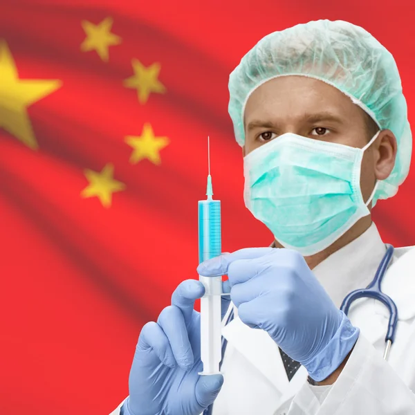 Médico con jeringa en las manos y la bandera de la serie - China —  Fotos de Stock