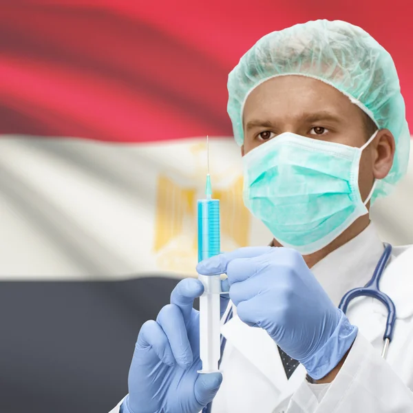 Medico con la siringa in mano e bandiere - Egitto — Foto Stock