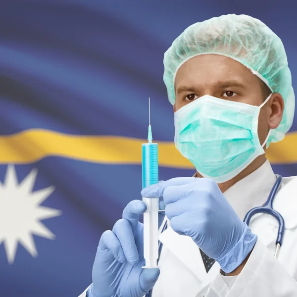 Доктор с шприц в руках и флаг серии - Науру — стоковое фото