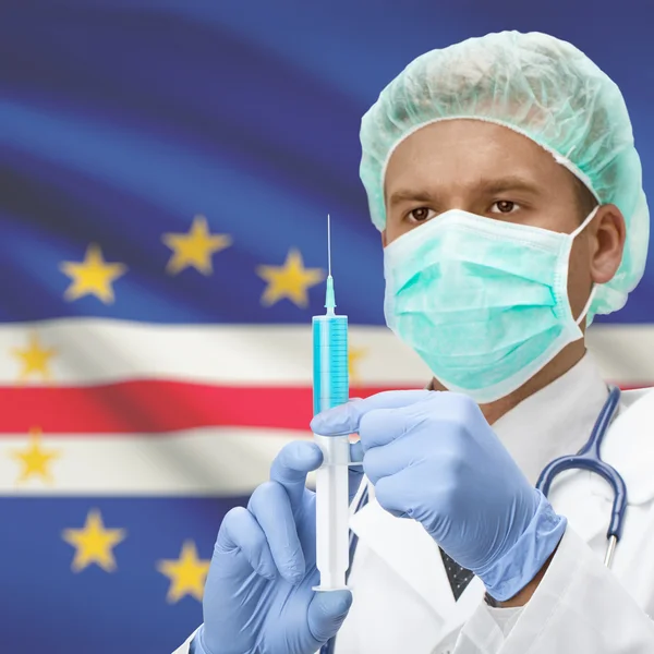 Médico con jeringa en las manos y la bandera de la serie - Cabo Verde — Foto de Stock