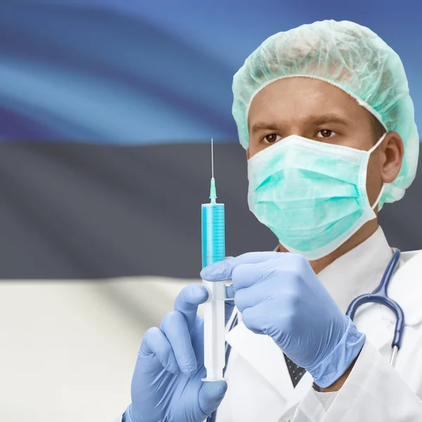 Médecin avec une seringue dans les mains et la série des drapeaux - Estonie — Photo