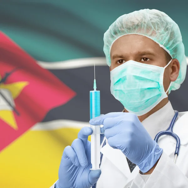 Médecin avec une seringue dans les mains et la série des drapeaux - Mozambique — Photo